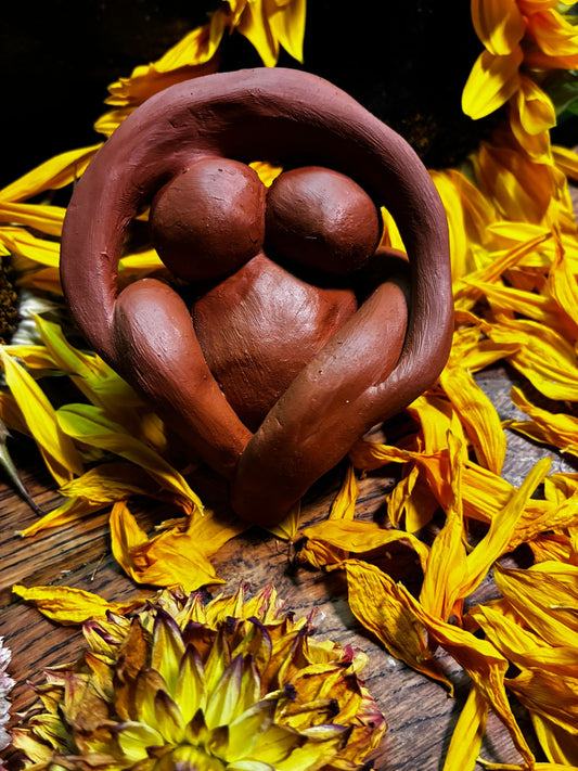 🌾 Vruchtbaarheid in Stilte – Beeld van de Zwangere Vrouw 🤰