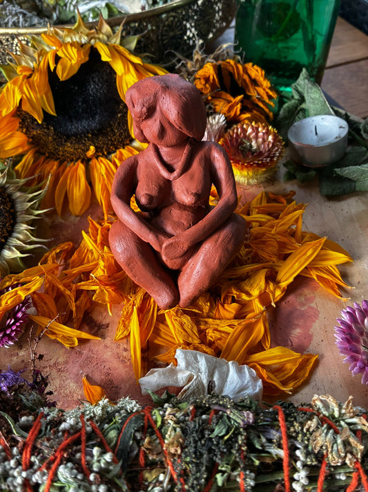 🌍 Moeder van de Aarde – Vruchtbaarheidsbeeld in Terracotta 🤰
