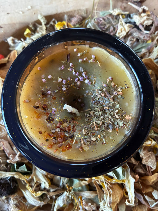 🕯️ Sacred Ember: De Kaars van Levenskracht, Vrouwelijke Wijsheid & Spirituele Verbinding